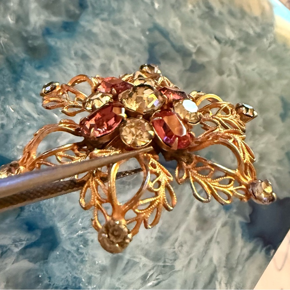 Scitarelli MCM Hollywood Glam Golden Filigree & Pink Faux Gems Brooch, Pin - Picture 3 of 6